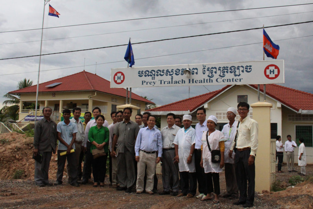 Field visit of the LDDHS project in Prey Tralarg health center, Rukhak Kiri district, Battambang province by national and provincial delegations. 